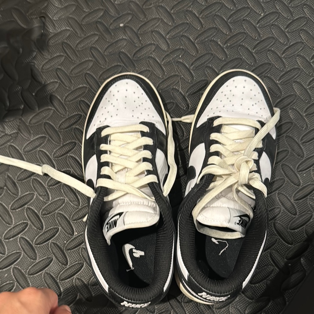 Nike dunk Black and White Sneakers - Picture 5 of 9